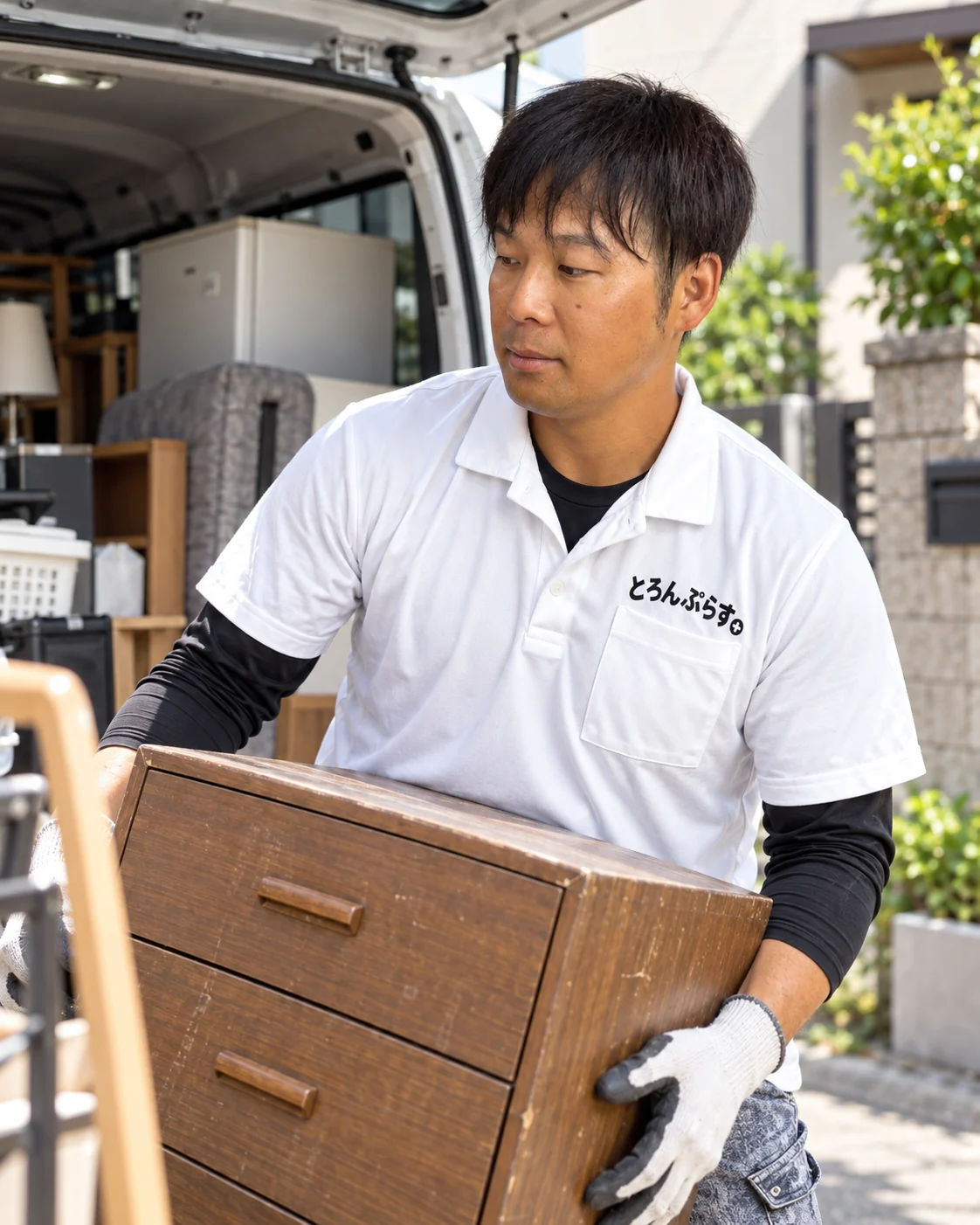 軽バンから家具を運び出す、便利屋とろんぷらすの作業の様子